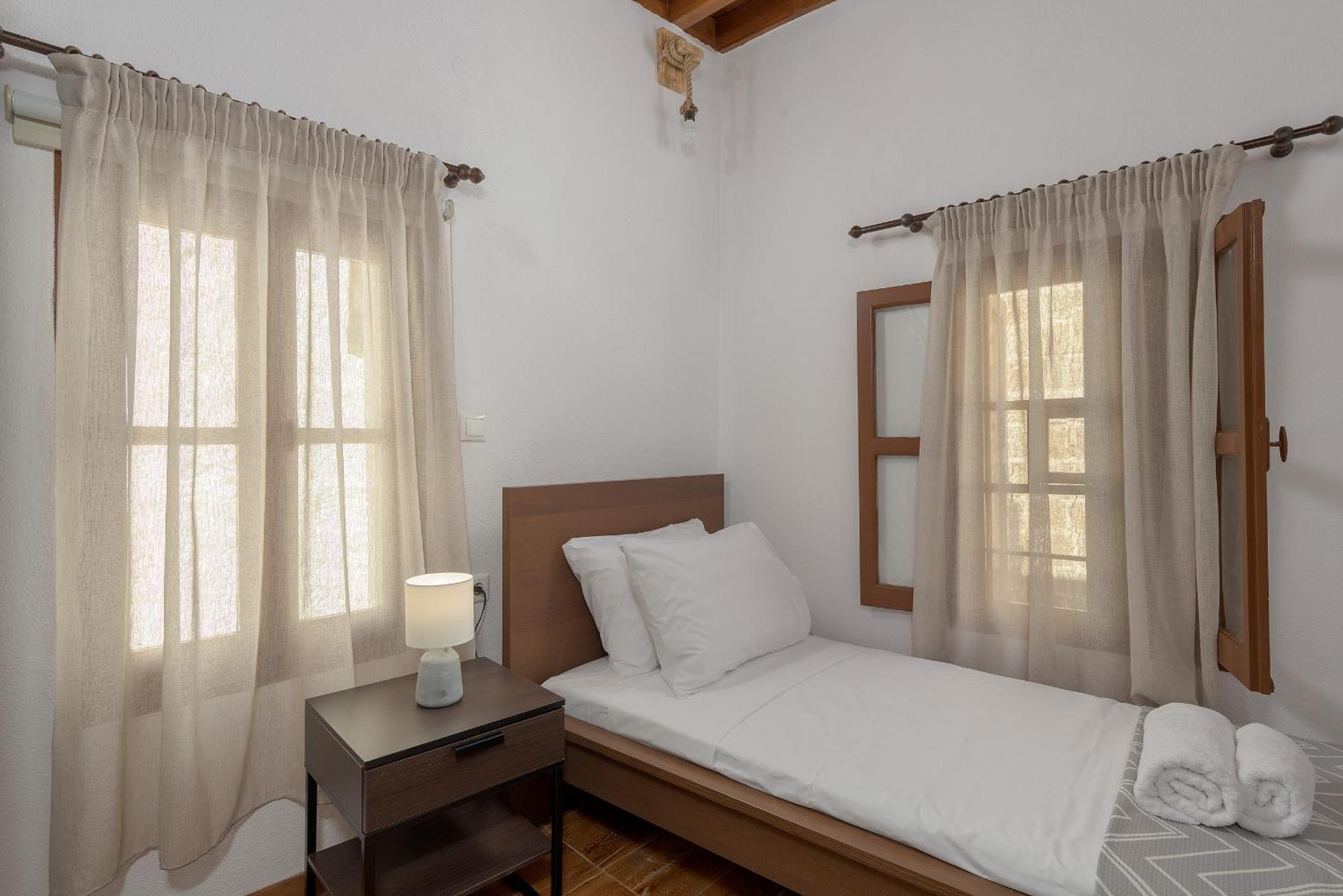 Rustic Self-Inn Rhodes City Bagian luar foto
